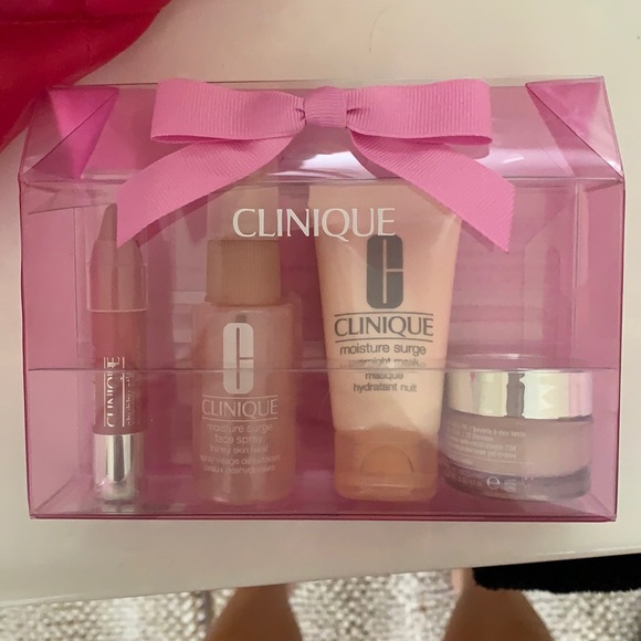 Clinique Other - Clinique Dewy Delights moisture set